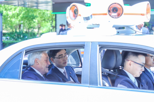 今年4月，智利总统塞巴斯蒂安·皮涅拉抵达滴滴出行总部，在程维陪同下，参观滴滴智能出行数据系统、智慧交通技术演示并一起试乘自动驾驶测试车。