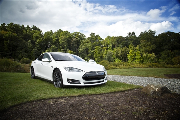 马斯克称特斯拉将再次下调Model S价格：两天跳水近3.7万