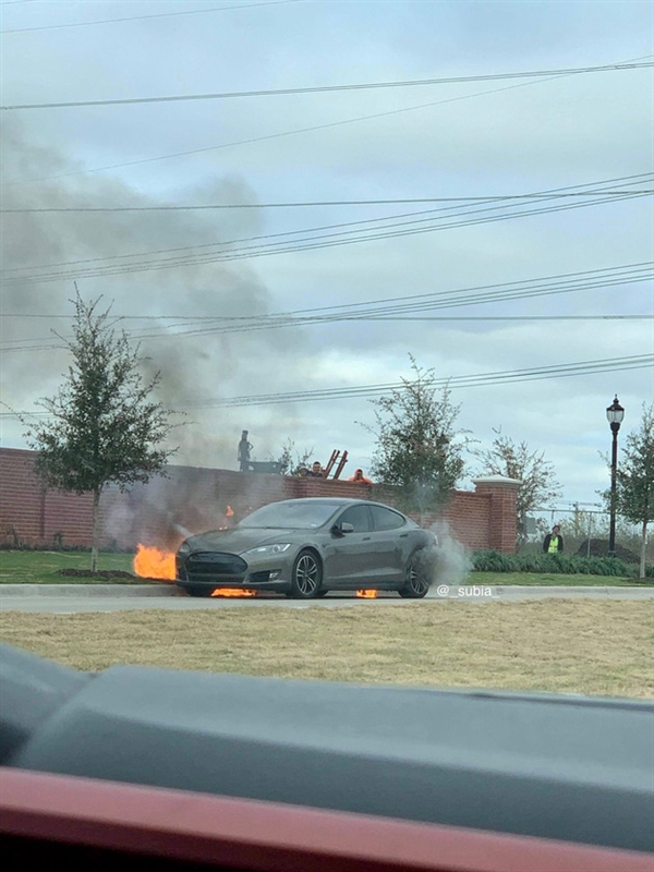 特斯拉Model S行驶中起火自燃 车主：电池炸了