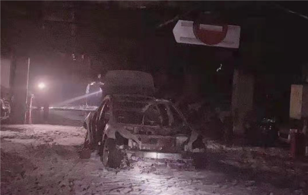 上海一特斯拉Model 3车库爆炸起火 整车烧成骨架