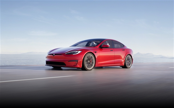 特斯拉新款Model S实车曝光 矩形方向盘大亮