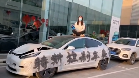 站車頂維權女車主再發(fā)聲！車展門口大喇叭喊話：特斯拉道歉退車