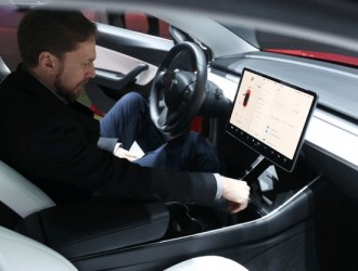 特斯拉軟件新版本允許開車時玩視頻游戲，被美監管部門調查